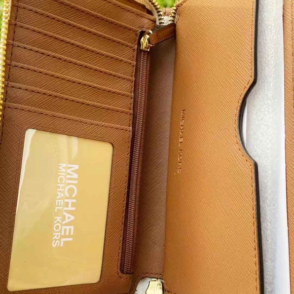 Gabysbags💞NWT Michael Kors Wristlet - Picture 5 of 5